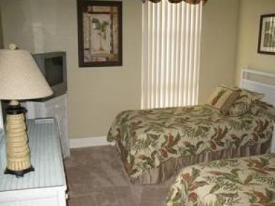 Guest bedroom with twin bed