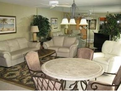 Open dining & lounging area