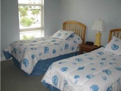 Guest bedroom with twin beds