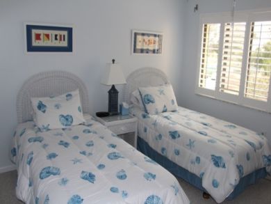 Guest bedroom with twin beds