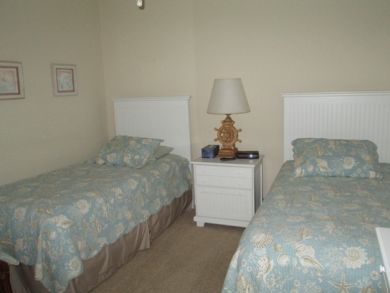 Guest bedroom with twin beds