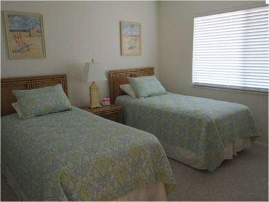 Bedroom 2 with twin beds Bedroom 2 with twin beds
