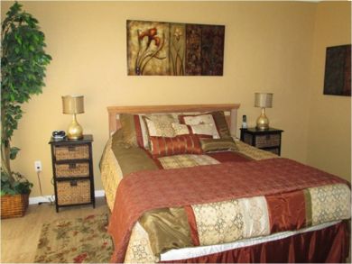 Master bedroom with queen bed Master bedroom with queen bed