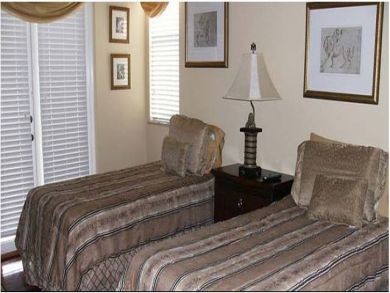 Bedroom 2 with twin beds Bedroom 2 with twin beds