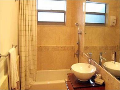 Second bathroom with tub