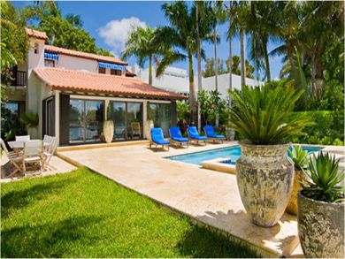 Poolside sun loungers & table set
