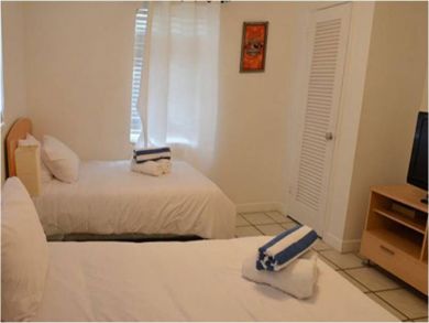 Bedroom 5 with twin bed