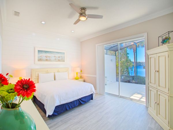 Lake Front 3 Bedroom Home with Private Pool