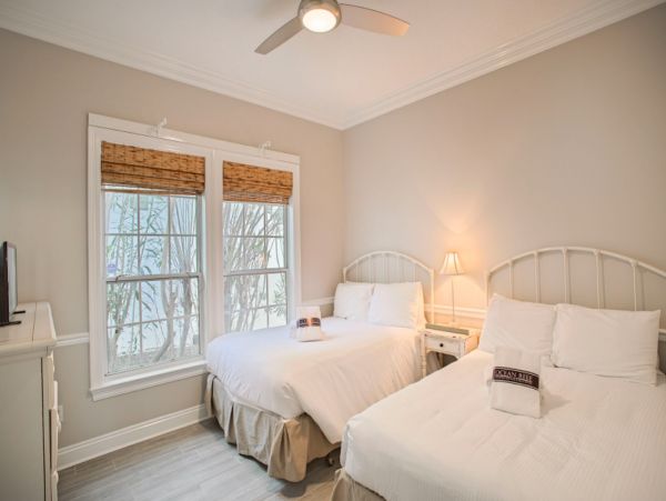 Lake Front 3 Bedroom Home with Private Pool