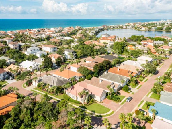 Lake Front 3 Bedroom Home with Private Pool