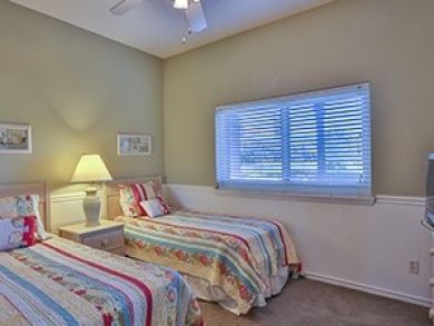 Guest bedroom with twin beds