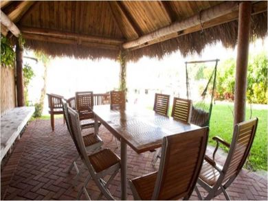 Tiki hut with table set Tiki hut with table set