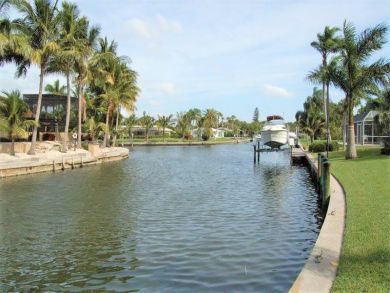 Canalfront Siesta Key Vacation Home with Caged Pool