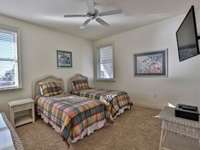Bedroom 6 with twin beds Bedroom 6 with twin beds