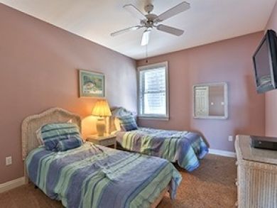 Bedroom 5 with twin beds Bedroom 5 with twin beds