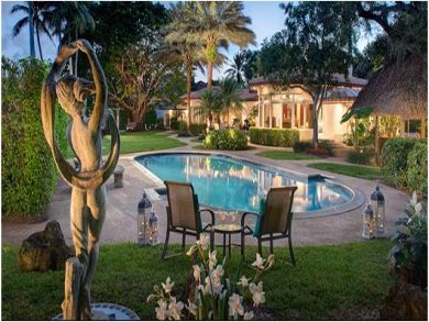 Private swimming pool and Jacuzzi