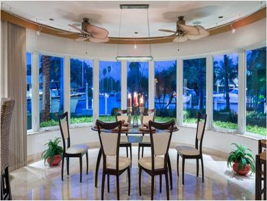 Dining area seats 6