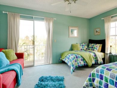 Twin Beds & Double Sleeper Sofa in Guest Bedroom