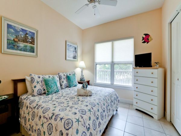 Anna Maria Two Bedroom Vacation Condo Short Walk to Beach