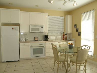 Kitchen & dining area