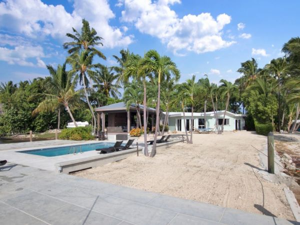 Islamorada Paradise on Beach with Pool Sleeps 8 Guests