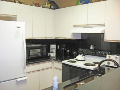 Fully equipped kitchen with breakfast bar