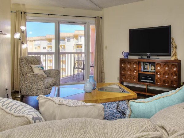 INDIAN SHORES SPACIOUS BEACH CONDO!