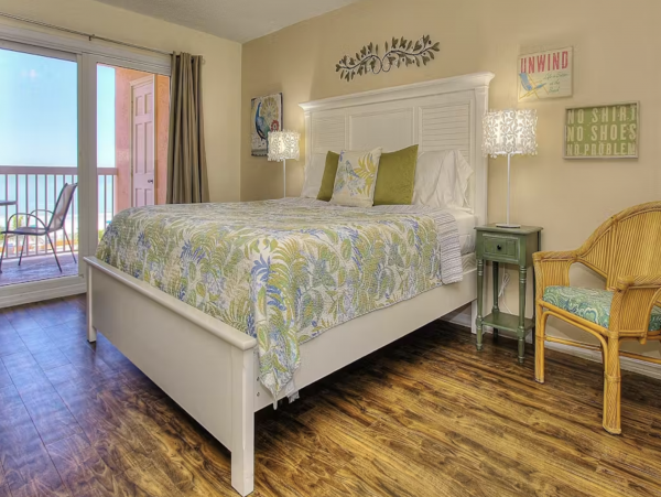 INDIAN SHORES SPACIOUS BEACH CONDO!