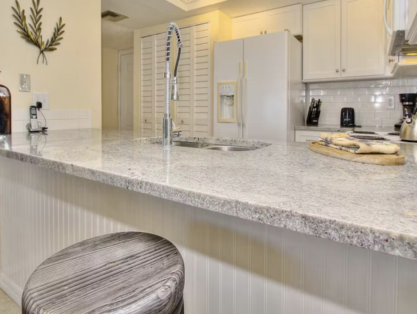 INDIAN SHORES SPACIOUS BEACH CONDO!