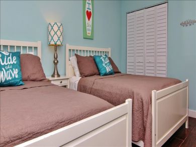 Two Bedroom Beach Vacation Condo Sleeps 8 Communal Pool