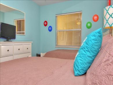 Two Bedroom Beach Vacation Condo Sleeps 8 Communal Pool