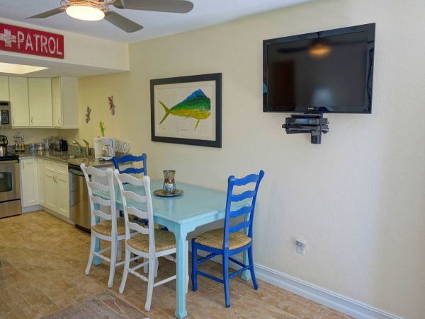 Anna Maria - Short Walk to Beach - Two Bedroom Condo