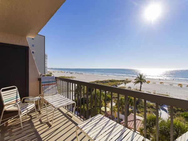 Gulf-Front Retreat: Coastal Comfort with Stunning Beach Views