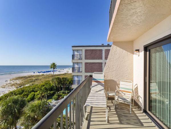 Gulf-Front Retreat: Coastal Comfort with Stunning Beach Views
