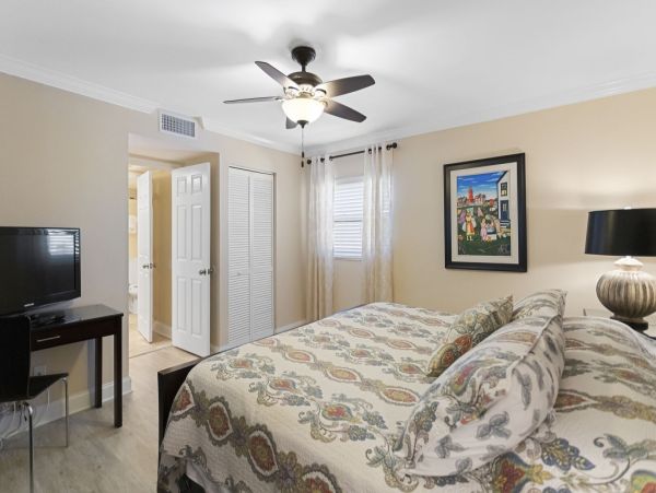 Gulf-Front Retreat: Coastal Comfort with Stunning Beach Views