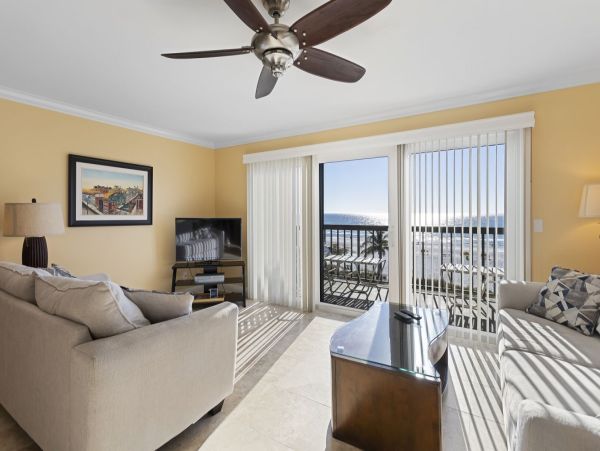 Gulf-Front Retreat: Coastal Comfort with Stunning Beach Views