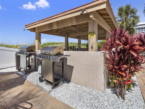 Gulf-Front Retreat: Coastal Comfort with Stunning Beach Views