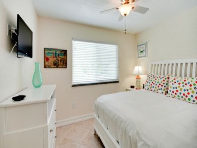 Holmes Beach Vacation Condo Two Bedroom Walk to Beach