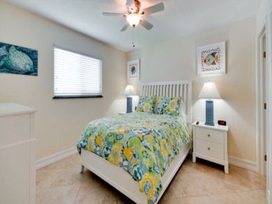 Holmes Beach Vacation Condo Two Bedroom Walk to Beach