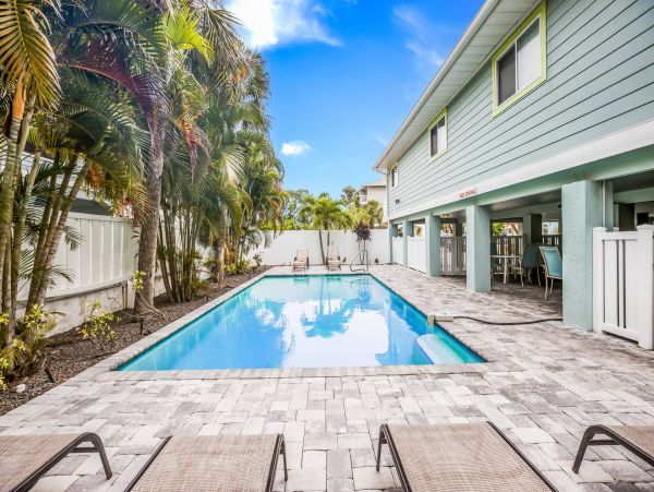 Holmes Beach Vacation Condo 2-Bedroom Anna Maria Island Rental with Pool