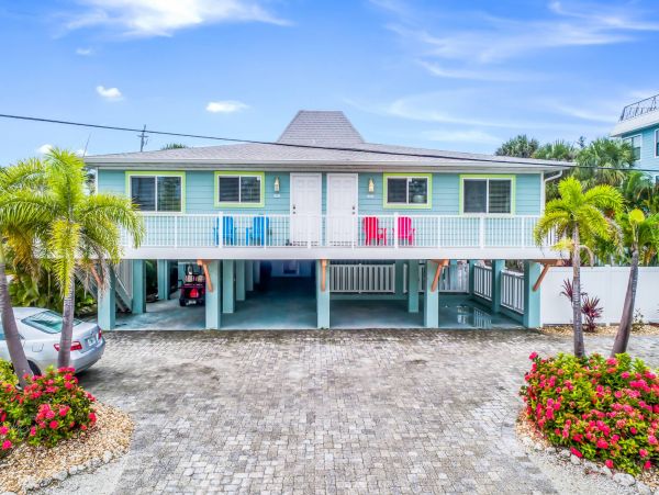 Holmes Beach Vacation Condo 2-Bedroom Anna Maria Island Rental with Pool