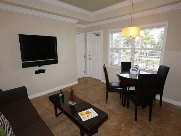 Anna Maria 1 Bedroom Rental - Beach Access Across Street!