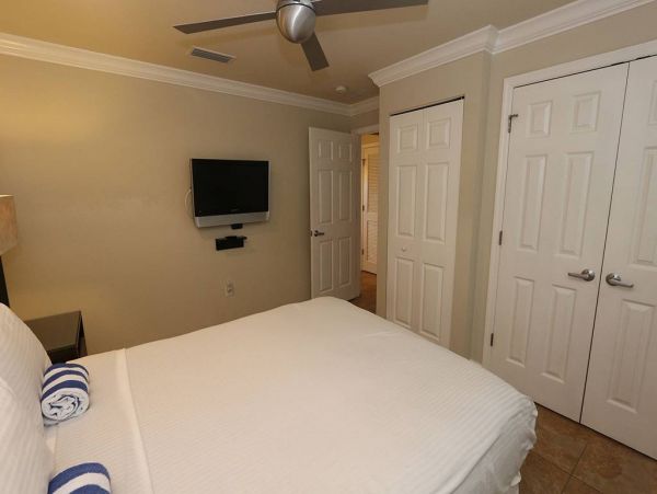 Anna Maria 1 Bedroom Rental - Beach Access Across Street!