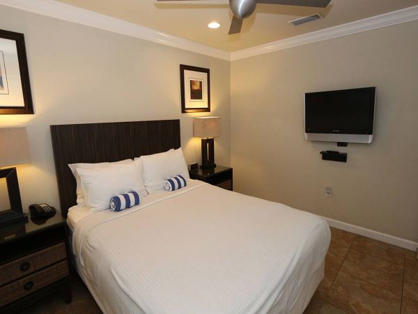 Anna Maria 1 Bedroom Rental - Beach Access Across Street!