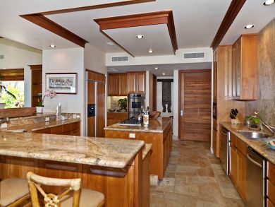 Kitchen with breakfast bar
