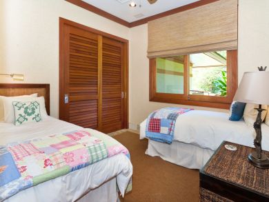 Bedroom 5 with twin beds