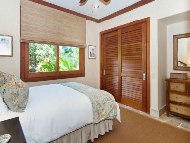 Bedroom 4 with queen bed