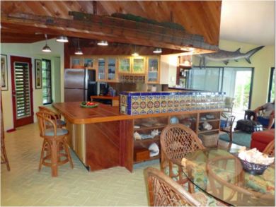 Fully equipped kitchen with breakfst bar