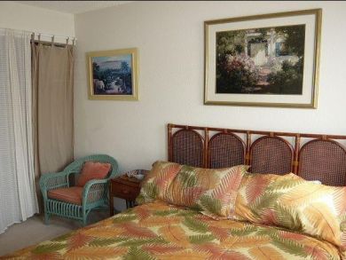 Guest bedroom with queen bed Guest bedroom with queen bed