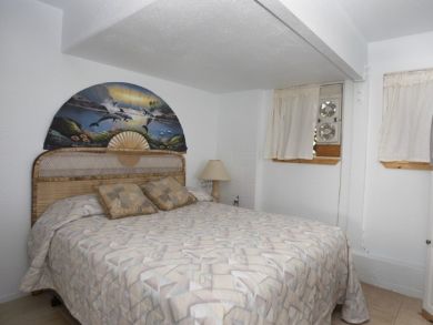 Bedroom 4 with queen bed